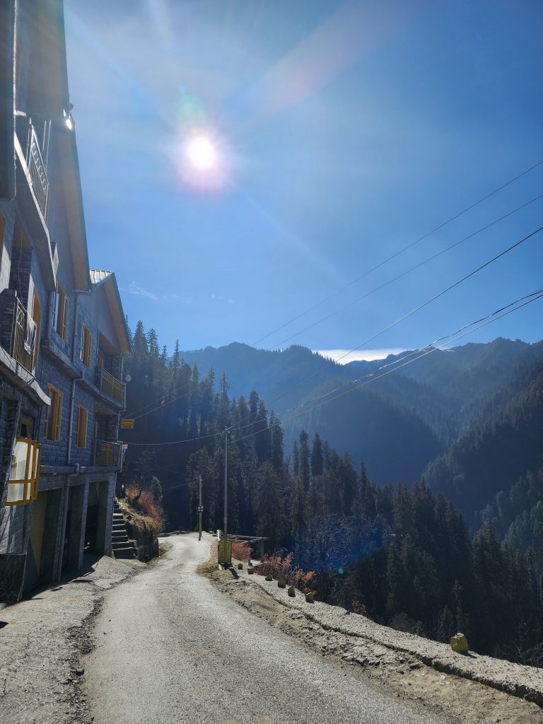Shoja Village by road, how to reach Jibhi in Winter